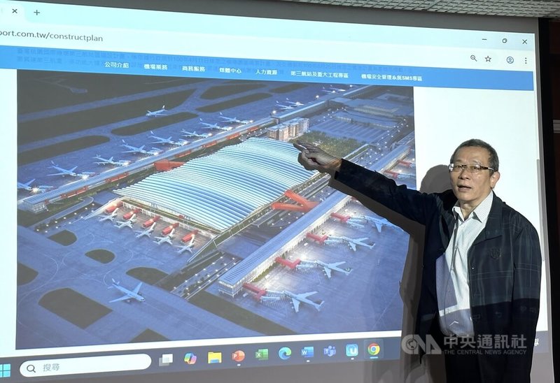 國發會29日舉行均衡台灣重大建設記者會。桃機第3航廈分階段啟用,北登機廊廳為首批啟用區域。圖為國發會管制考核處處長李奇(圖)以網站示意圖解釋,桃機北登機廊廳預計9月15日前啟用。中央社記者蘇思云攝 114年5月29日