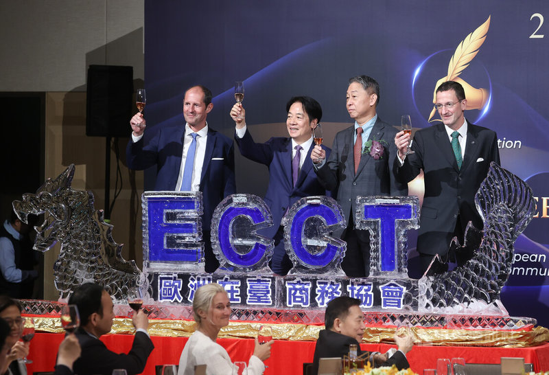 總統賴清德(後左2)29日晚間在台北萬豪酒店出席2025歐洲日晚宴,與歐洲商會理事長張瀚書(後右2)等人一同舉杯向與會者致意。中央社記者謝佳璋攝 114年5月29日