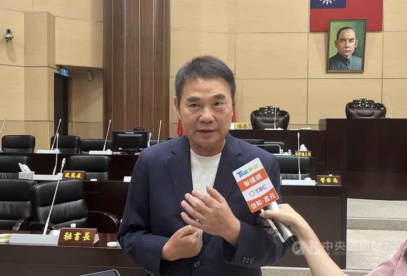 苗栗縣18鄉鎮市中,13鄉鎮市有「中正路」,對於是否改名,苗栗縣長鍾東錦29日在議會受訪時說,道路改名製造的困擾及花費成本很大,也會造成混淆,他認為「不宜改名」,能避免就盡量避免。中央社記者管瑞平攝 114年5月29日