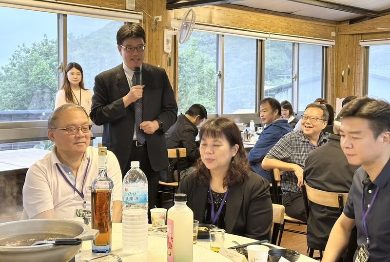 海峽交流基金會(海基會)29日舉辦「2025大陸台商端節活動」,大陸委員會(陸委會)主委邱垂正親臨晚宴現場向台商致意。(海基會提供)中央社記者謝怡璇傳真 114年5月29日