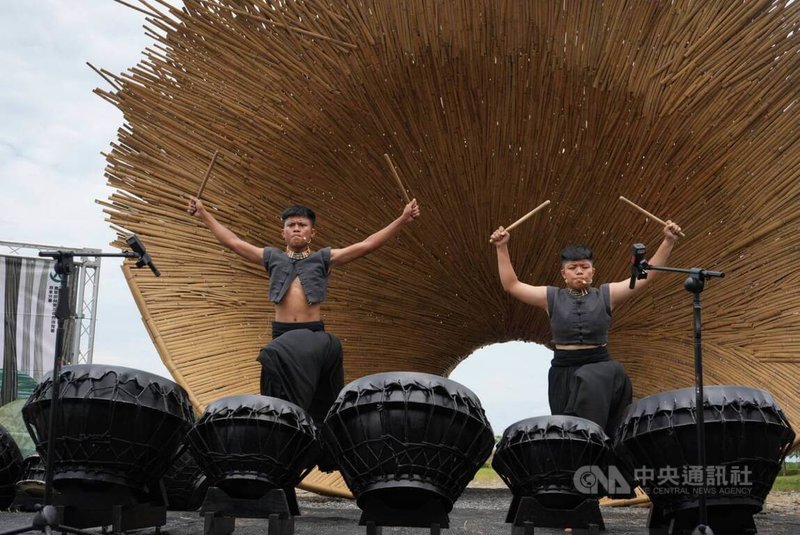 竹構藝術作品「穿越」29日在屏東林後四林平地森林園區正式啟用,以排灣族人為主體的打擊樂團「羽.擊舞藝術」應邀帶來精彩演出。中央社記者黃郁菁攝 114年5月29日