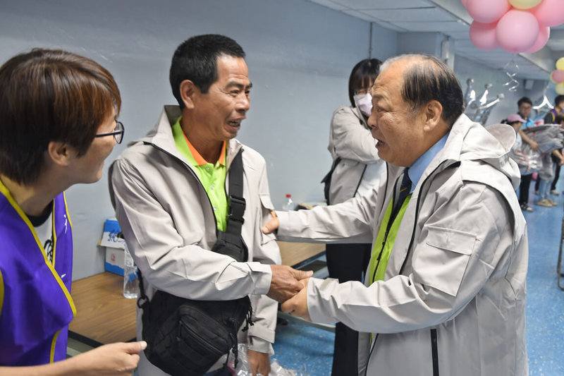澎湖縣長陳光復(右)29日在社福志工研習活動中,肯定志工長期無私奉獻,致贈每位志工值勤外套,讓志工在服務中能防風遮陽,使命必達。(澎湖縣政府提供)中央社 114年5月29日