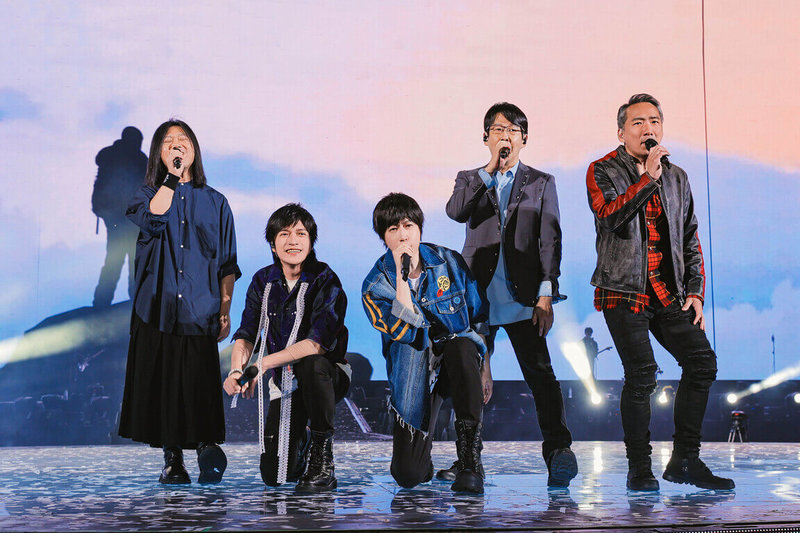 天團五月天「回到那一天」25週年巡迴演唱會累計舉行已來到第80場,有歌迷在點歌時感性表示,「相信今天弟弟也在天上看著這場演唱會,來看把姐姐照顧很好的五月天」,場面溫馨動人。(相信音樂提供)中央社記者陳怡璇傳真 114年5月29日