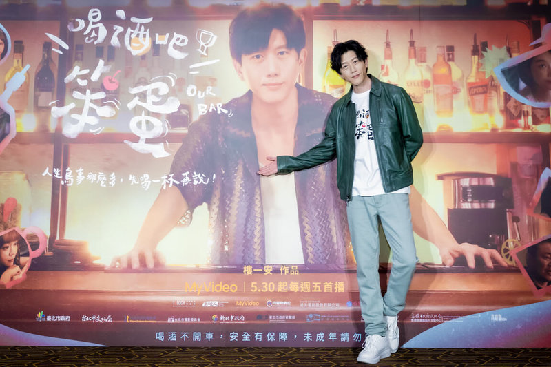 金馬影帝莫子儀(圖)29日為台劇「喝酒吧!笨蛋」在台北出席記者會宣傳,劇中他挑戰演出調酒師,戲外的他是則是盡量滴酒不沾。(逆光電影提供)中央社記者洪素津傳真 114年5月29日