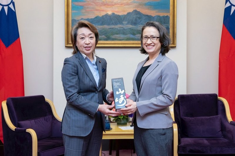 副總統蕭美琴(圖右)29日在總統府接見日本參議員橋本聖子(圖左)等一行人,期盼台日未來持續深化合作,共同就產業發展的不同面向進行交流。(總統府提供)中央社記者溫貴香傳真 114年5月29日