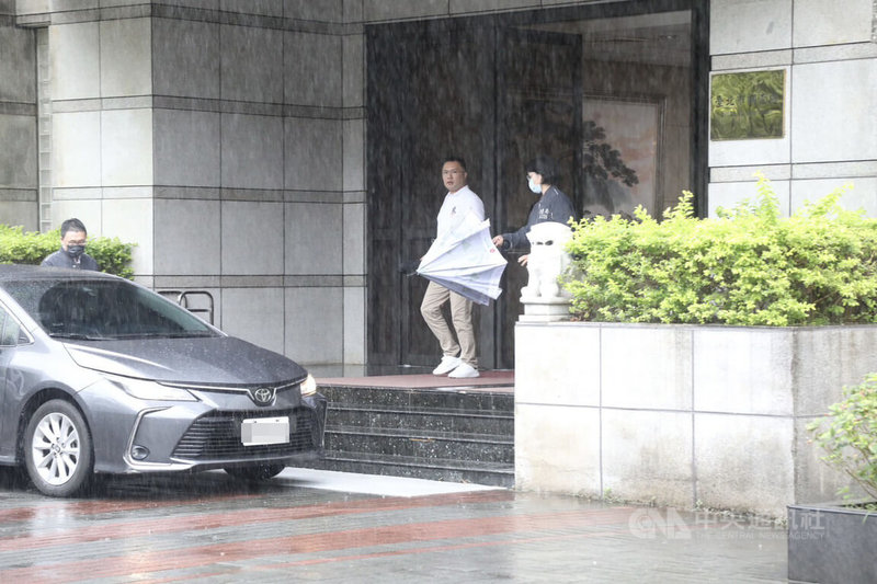 北檢偵辦北市雙吳罷免提議書涉偽造案,29日再度展開偵查行動,指揮調查局傳喚國民黨台北市議員張斯綱(中)。圖為張斯綱上午11時許步出台北市調查處,準備搭車前往台北地檢署複訊。中央社記者謝幸恩攝 114年5月29日