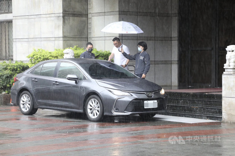 北檢偵辦北市雙吳罷免提議書涉偽造案,29日指揮調查局傳喚國民黨台北市議員張斯綱(中)。圖為張斯綱上午11時許從台北市調查處搭車前往台北地檢署複訊。中央社記者謝幸恩攝 114年5月29日