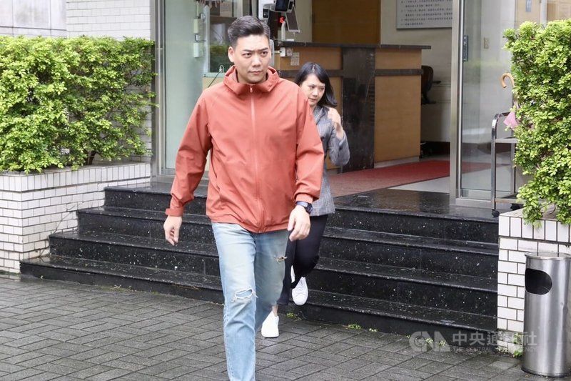 台北地檢署偵辦北市雙吳罷免提議書涉偽造案,29日指揮調查局傳喚民進黨立委吳思瑤罷團召集人賴苡任(圖),賴苡任下午4時許從市調處搭車前往北檢複訊。中央社記者謝幸恩攝 114年5月29日