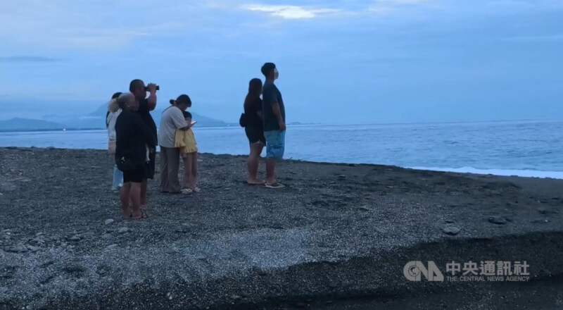台東縣太麻里海邊一名男童28日傍晚在出海口被沖入大海,釣客見狀放下釣竿救人,也被海水拖下失蹤。圖為家屬在岸邊焦急等待。中央社記者盧太城台東攝 1140528