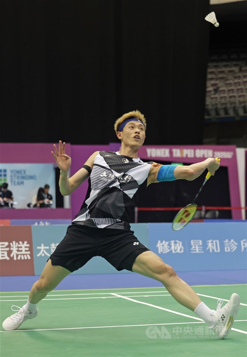 BWF超級750的新加坡羽球公開賽,台灣「左手重砲」林俊易今天晉級男單8強。(中央社檔案照片)