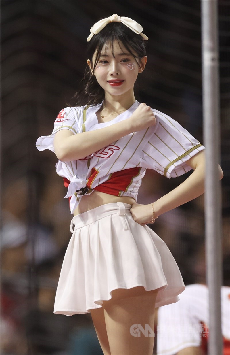 韓國啦啦隊女孩金娜妍加盟中職味全龍「Dragon Beauties小龍女」,6月6日起於天母棒球場首次登場。 (中央社檔案照片)