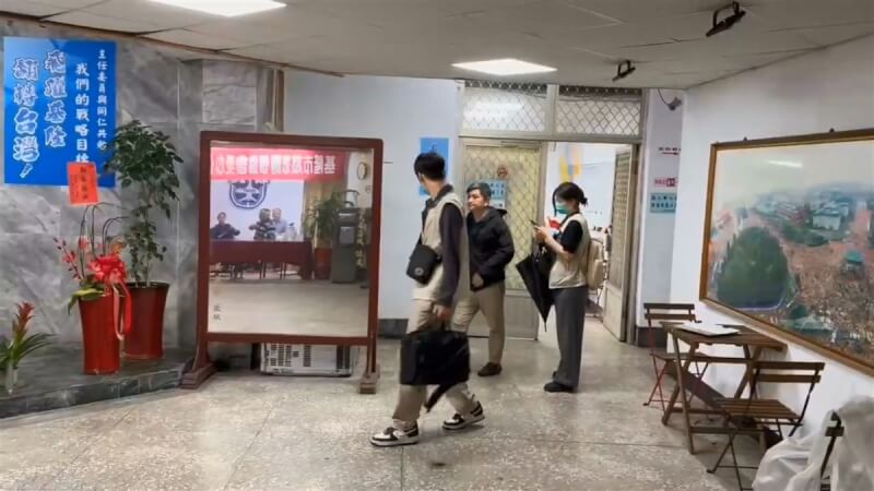 基隆地檢署偵辦罷免民進黨基隆市議員鄭文婷及張之豪案,提議書涉嫌偽造文書,28日上午指揮基隆市調查站,搜索國民黨基隆市黨部。中央社記者王朝鈺攝 114年4月28日
