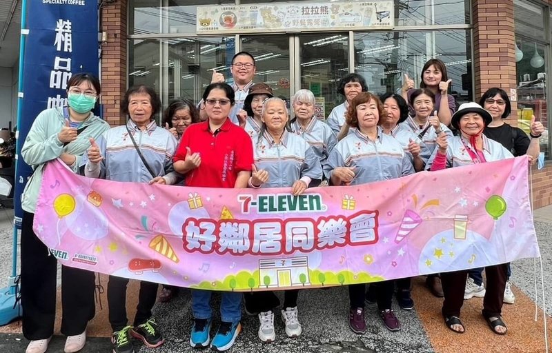 竹山秀傳醫院失智症照護據點29日安排10名失智長輩擔任一日超商店長獲熱烈迴響,院方表示,盼透過活動促進長輩社交與認知活化。(竹山秀傳醫院提供)中央社記者蕭博陽南投縣傳真 114年5月29日