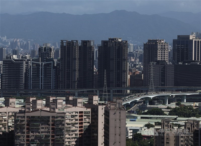 央行第19期金融穩定報告指出,不動產市場雖然降溫,但民眾購屋負擔仍重。(中央社檔案照片)