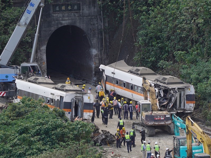 台鐵太魯閣號事故釀嚴重死傷,工地主任李義祥一審被依過失致死等罪判7年10月、移工華文好無罪,二審將於今天下午4時宣判。(中央社檔案照片)