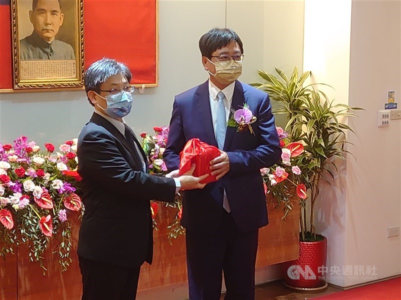 圖左為竹科管理局長陳宗權。(中央社檔案照片)