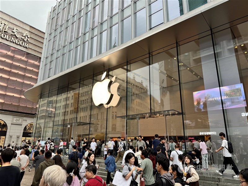 蘋果公司應用程式商店App Store過去5年阻止超過90億美元(約新台幣2696億元)的詐欺交易,其中光是2024年就超過20億美元。圖為上海蘋果門市。(中央社檔案照片)
