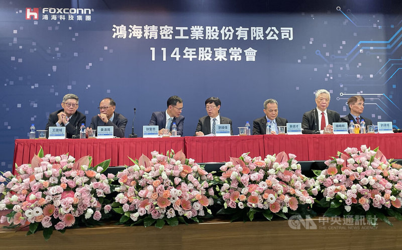 鴻海29日上午舉行股東會,會中董事長劉揚偉(中)與出席經營團隊討論小股東提問。中央社記者鍾榮峰攝 114年5月29日