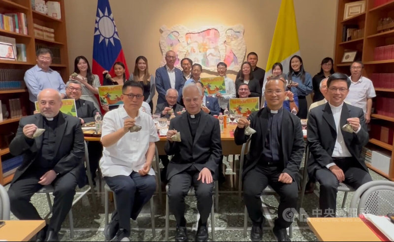 駐教廷使館28日舉行端午餐會,邀請多位曾在台奉獻的外籍神職人員,以及旅義台灣神職人員參加。中央社記者黃雅詩梵蒂岡攝 114年5月29日