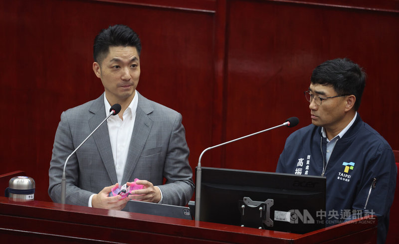 有台北市議員29日質詢時指出，台北市區內幾乎隨處可見扭蛋機店，其中暗藏18禁用品，且有店家設在學校旁，但市府通報機制混亂如多頭馬車。台北市長蔣萬安（左）允由府級統籌跨局處討論。右為北市商業處長高振源。中央社記者張新偉攝  114年5月29日