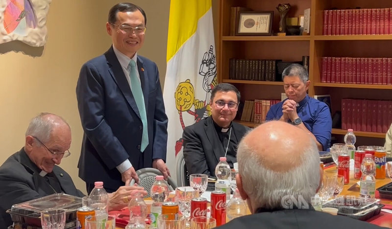身為天主教徒的駐教廷大使賀忠義28日主持端午餐會,演唱中文版的聖母頌,為在場神職人員祈禱祝福。中央社記者黃雅詩梵蒂岡攝 114年5月29日