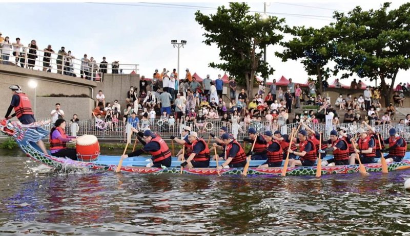 彰化縣政府舉辦「鹿港慶端陽」活動;縣府29日指出,5月30日至6月1日活動期間,縣道144號路段封閉,呼籲遊客從彰化交流道接彰鹿路進入鹿港,也會有接駁車串聯龍舟賽會場與鹿港鎮區,圖為鹿港龍舟賽舉辦情形。(彰化縣政府提供)中央社記者吳哲豪傳真 114年5月29日