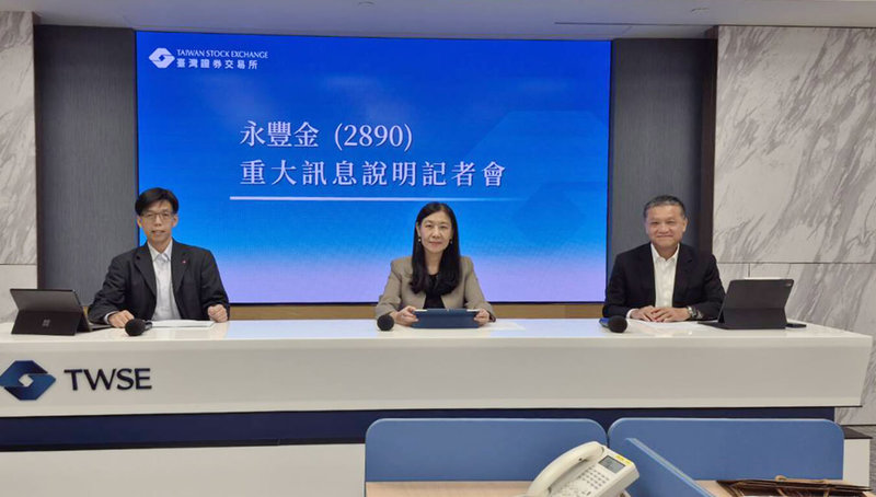 永豐金29日晚間召開重大訊息記者會,代子公司永豐金證券宣布投下新台幣16.28億元,合併主攻外資法人經紀業務的匯立證券。圖為永豐金財務長許如玫(中)、永豐金證券總經理張李章隆(右)。(永豐金證券提供)中央社記者曾仁凱傳真 114年5月29日