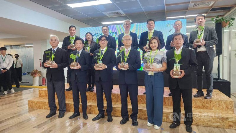 第5屆台灣氣候行動博覽會將於10月在高雄駁二登場,市府29日在淨零學院舉辦啟動儀式,由市長陳其邁(前排左3)、民進黨立委邱議瑩(前排右2)及企業代表等共同揭開序幕。中央社記者洪學廣攝 114年5月29日