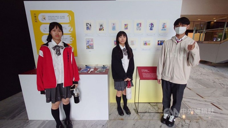 故宮南院特展「江戶浮世之美」30日將開展,展廳外並同步舉辦故宮南院與永慶高中、竹崎高中、嘉科實中聯合策畫展覽「青春的她與他」。中央社記者蔡智明攝 114年5月29日