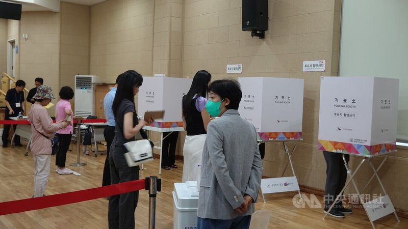 韓國29、30日兩天舉行總統大選事前投票,首日投票率達到19.58%,創下事前投票實行以來同時間點的最高紀錄。圖為正在事前投票所排隊投票的韓國民眾。中央社記者廖禹揚首爾攝 114年5月29日