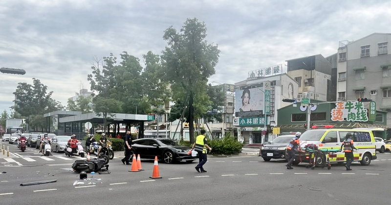 台南市海安路與府前路口29日發生多元化計程車和機車碰撞車禍，造成雙載機車1人命危及1人受傷，送醫救治。（台南市警局提供）中央社記者張榮祥台南傳真 114年5月29日