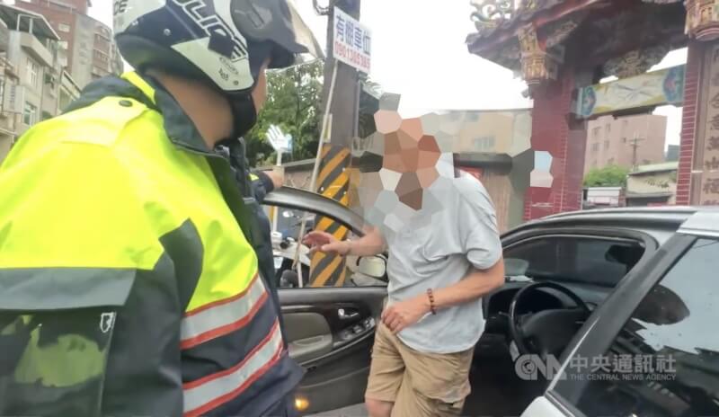 有民眾在網路上傳影片指出,一名老翁步伐不穩,狀似不適合開車,但卻坐上駕駛座。新北警方28日表示,在鶯歌區尖山路發現該車,實施攔停,經查發現該名老翁(右)駕照已被註銷,當場製單舉發並禁止老翁駕車。(翻攝畫面)中央社記者趙敏雅傳真 114年5月29日