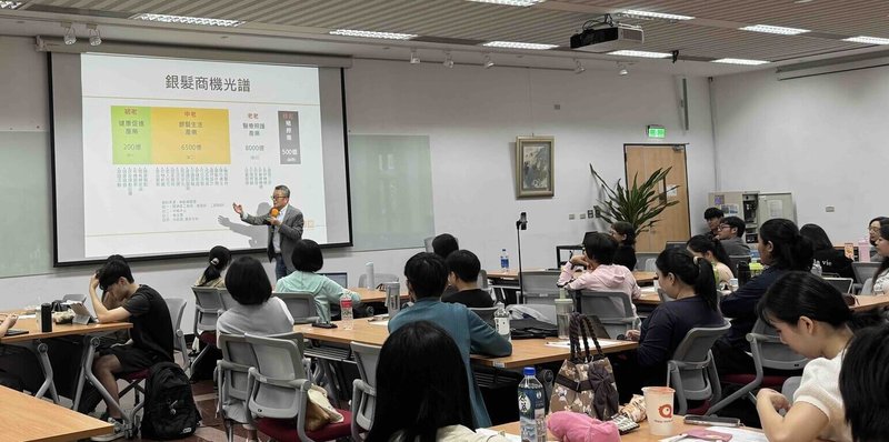 東吳大學舉行說明會,向學生介紹114學年將開設的銀髮產業微學程,同時開辦銀髮產業講座,邀銀髮電商「樂齡網」創辦人張慶光演講,分享銀髮商機。(東吳提供)中央社記者許秩維傳真 114年5月29日