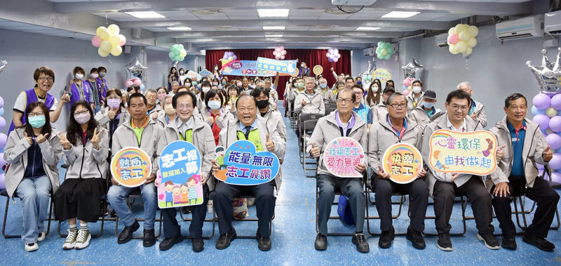 澎湖縣政府目前有近1300位社福志工投入全齡照護服務,澎湖縣長陳光復29日在社福志工研習活動中,致贈每位志工值勤外套,讓大家在服務中能防風遮陽,使命必達。(澎湖縣政府提供)中央社 114年5月29日