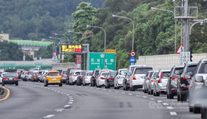 圖為國3南港系統排隊上國道5號的車潮。(中央社檔案照片)