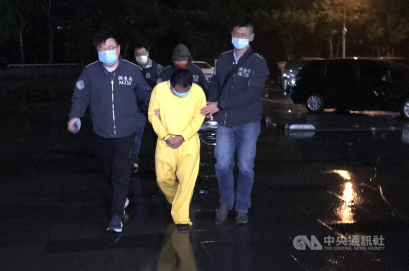 台鐵太魯閣號事故造成重大傷亡慘劇,二審改判事發現場工地包商李義祥(中)12年6月徒刑。(中央社檔案照片)