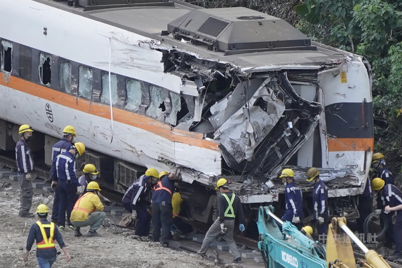 台鐵408次太魯閣號出軌事故釀嚴重死傷,二審29日改判工地主任李義祥12年6月,移工華文好維持無罪,可上訴。(中央社檔案照片)