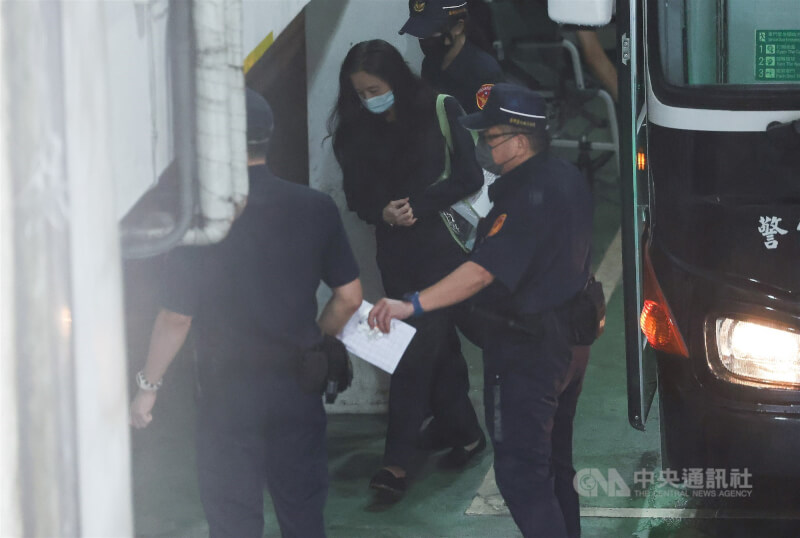 台北地方法院審理京華城等案,29日提訊在押的國民黨台北市議員應曉薇(中)出庭。中央社記者張新偉攝 114年5月29日