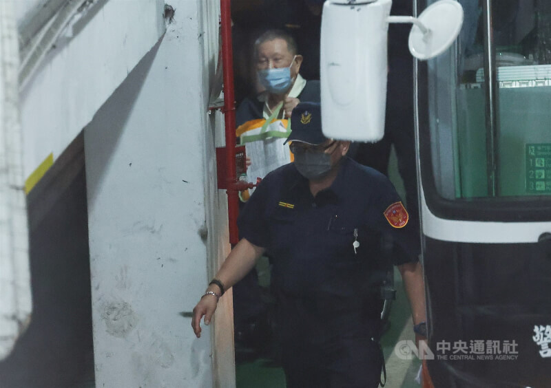 台北地方法院審理京華城等案,29日提訊在押的威京集團主席沈慶京(後)出庭。中央社記者張新偉攝 114年5月29日