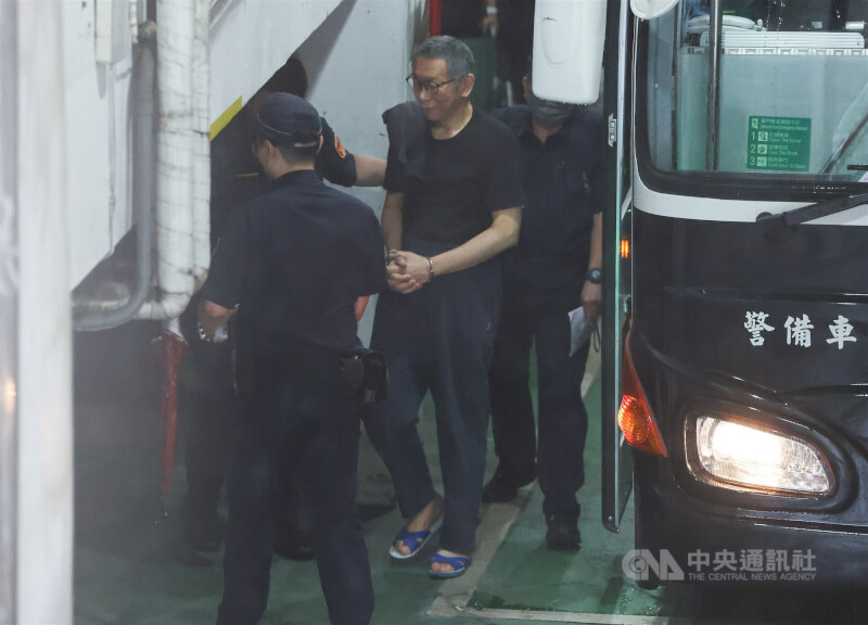 台北地方法院審理京華城等案,29日提訊在押的前台北市長柯文哲(中)出庭。中央社記者張新偉攝 114年5月29日