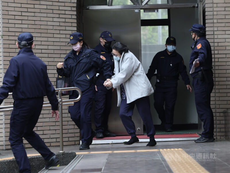 圖為3月19日庭審結束後劉姓保母(右3)由法警帶回囚車。(中央社檔案照片)