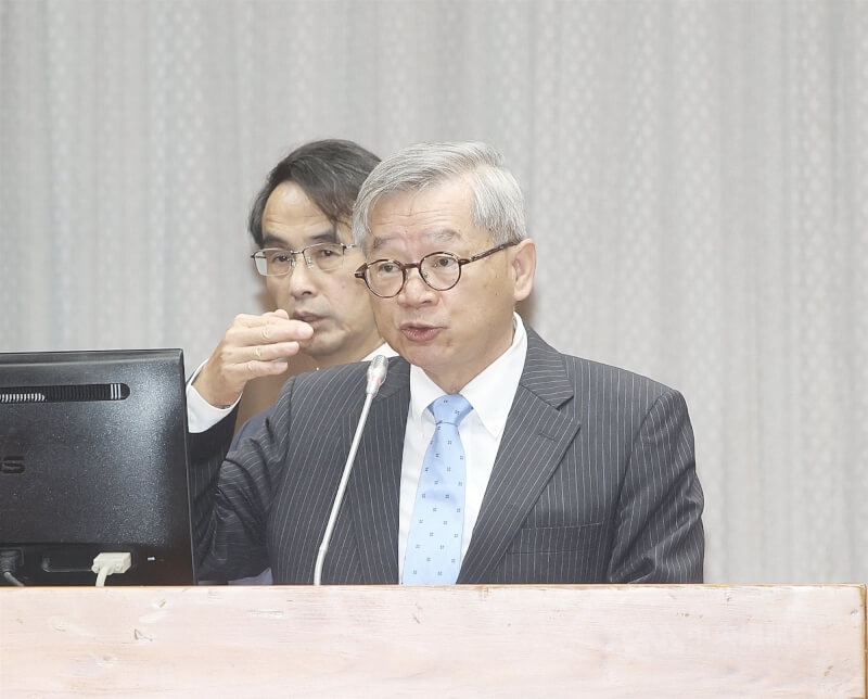 台灣啟動攸關自主發射能力的火箭計畫,國科會主委吳誠文(前)29日在立法院教育及文化委員會表示,台灣自製火箭預估在2034年送200公斤衛星入軌。國家太空中心主任吳宗信(後)也提到,火箭研發規劃採用液態引擎,後續會透過擴展國際合作取得相關技術。中央社記者郭日曉攝 114年5月29日