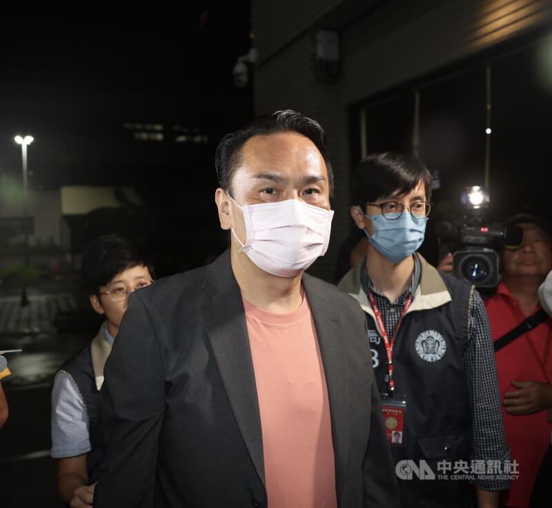 圖為國民黨台北市議員陳重文28日晚間被移送地檢署複訊。中央社記者王飛華攝114年5月28日