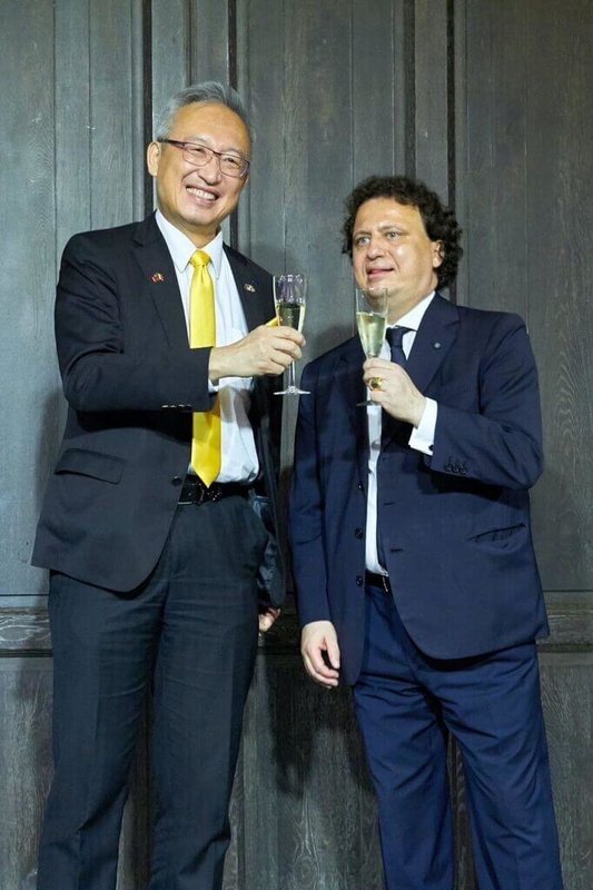 外交部政務次長吳志中28日出席義大利國慶酒會,與義大利經濟貿易文化推廣辦事處代表龍博文(Marco Lombardi)向出席酒會賓客祝酒致意。(外交部提供)中央社記者楊堯茹傳真 114年5月29日