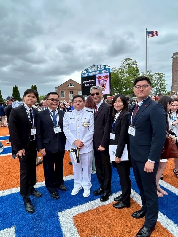 楊凱閎21日在美國海岸防衛隊官校畢業典禮中與海巡署代表合影。(海巡署提供)中央社記者廖漢原紐約傳真 114年5月29日