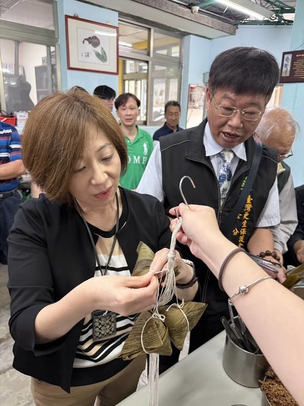 端午佳節將至,基隆地檢署檢察長柯宜汾(前左)28日前往基隆看守所、基隆監獄、向上學苑等處關懷收容人及更生人,並一同體驗傳統包粽文化。(基隆地檢署提供)中央社記者王朝鈺傳真 114年5月29日