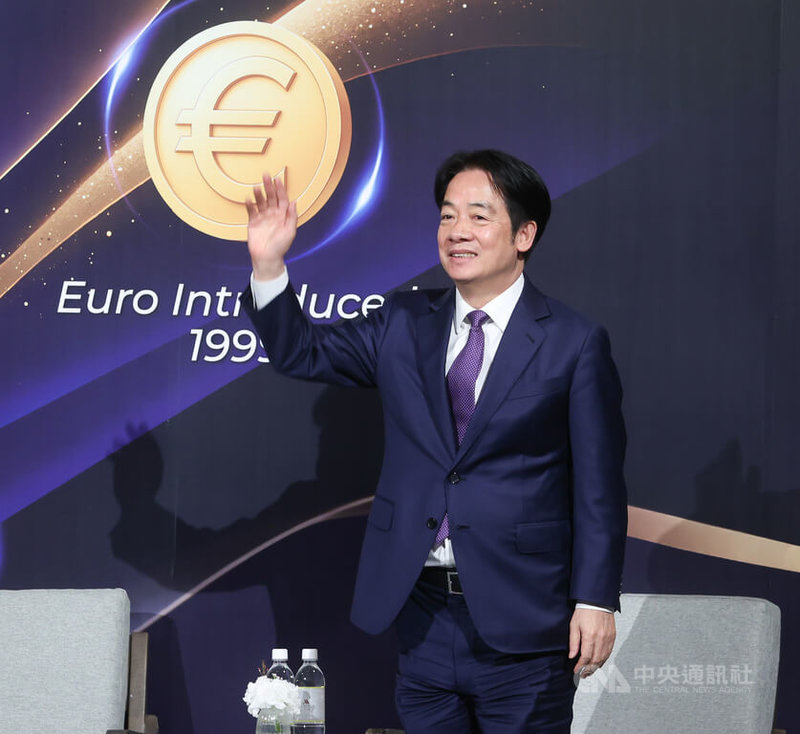 總統賴清德(圖)29日晚間在台北萬豪酒店應邀出席「2025歐洲日晚宴」,向與會來賓揮手致意。中央社記者謝佳璋攝 114年5月29日