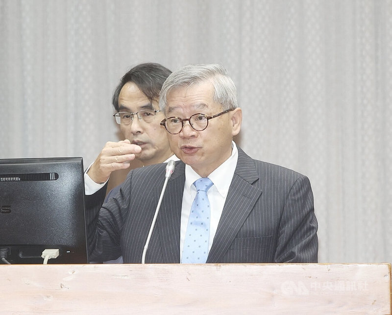 台灣啟動攸關自主發射能力的火箭計畫,國科會主委吳誠文(前)29日在立法院教育及文化委員會表示,台灣自製火箭預估在2034年送200公斤衛星入軌。國家太空中心主任吳宗信(後)也提到,火箭研發規劃採用液態引擎,後續會透過擴展國際合作取得相關技術。中央社記者郭日曉攝 114年5月29日