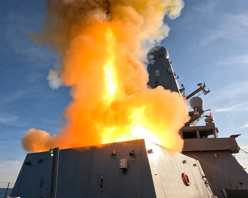英國海軍防空驅逐艦「龍」15日在北約大規模實彈軍演期間,成功摧毀一個模擬超音速飛彈攻擊、循螺旋曲折軌跡飛行的假想敵目標,創英國海軍首例。(英國海軍提供)中央社記者陳韻聿倫敦傳真 114年5月29日