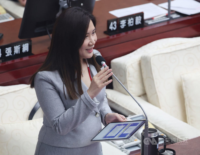 台北市議會29日下午召開定期大會市政總質詢,國民黨籍議員柳采葳(圖)質詢時指出台北市區內近期幾乎隨處可見扭蛋機店,如早餐店或補習班旁,但機台販售商品卻暗藏春色。中央社記者張新偉攝 114年5月29日